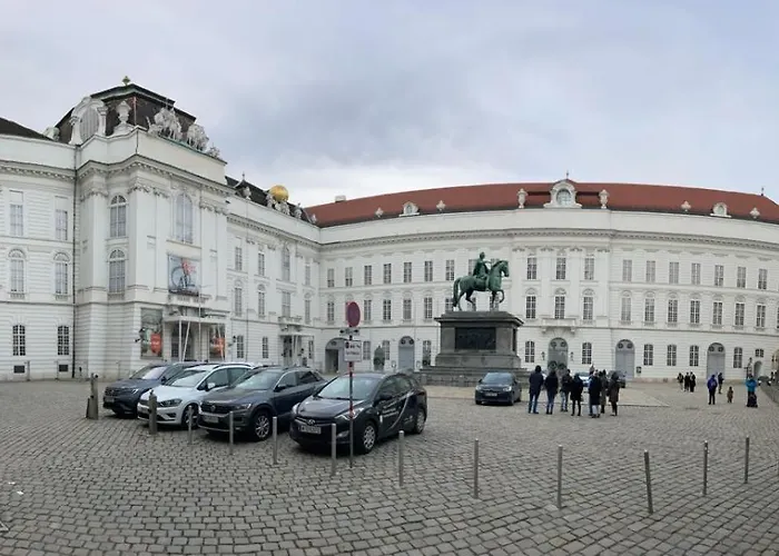 Sissi In Center Of * Vienne